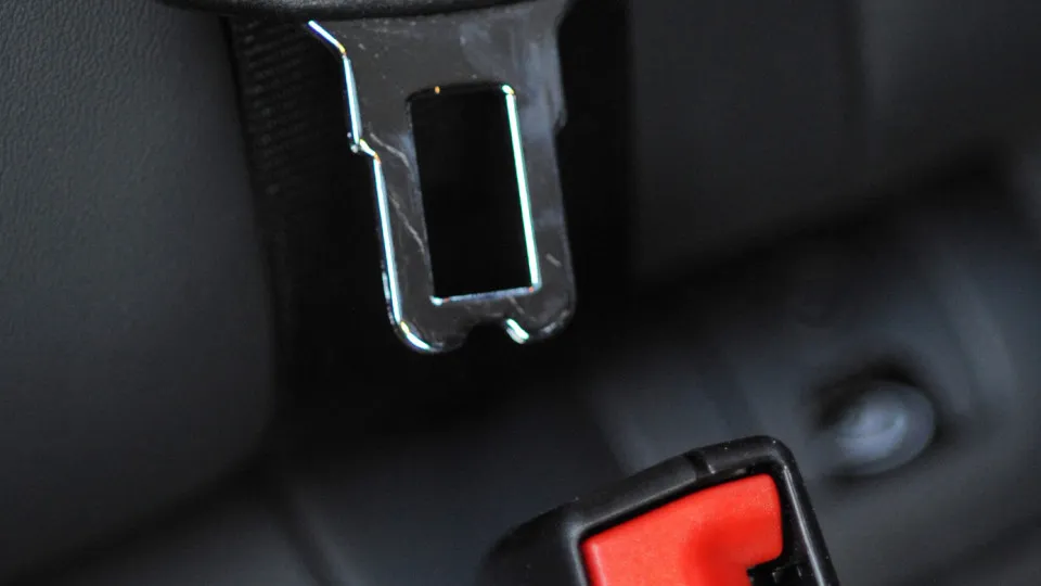 Porquê apertar os cintos de segurança de trás mesmo sem passageiros?