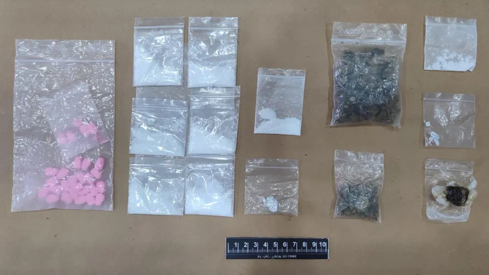 Mais 1 detido por tráfico no Boom com droga e centenas de euros e dólares