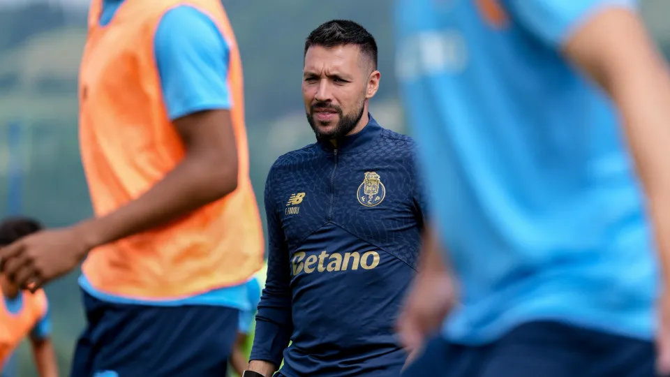 Farioli chama quatro jovens para colmatar 'razia' no plantel do FC Porto