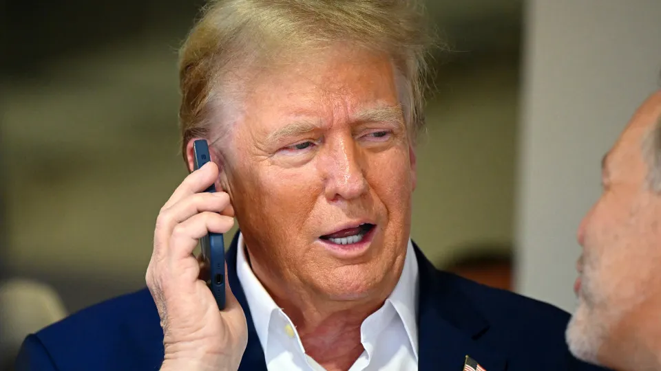 Donald Trump ao telefone