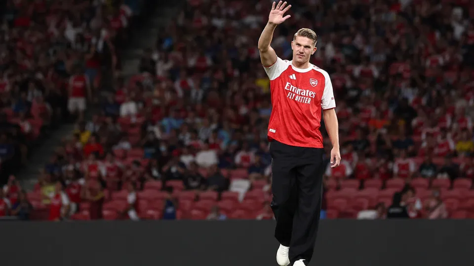 SINGAPORE, SINGAPORE - JULY 27: Viktor Gyokeres of Arsenal applauds supporters prior to the Pre-Season Friendly match between Arsenal FC and Newcastle United at National Stadium on July 27, 2025 in Singapore. (Photo by Pakawich Damrongkiattisak/Getty Imag