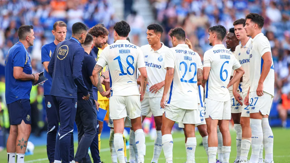 PORTO, PORTUGAL - JULY 27: FC Porto players form a circle during the Pre-Season Friendly match between FC Porto and FC Twente at Estadio do Dragao on July 27, 2025 in Porto, Portugal. (Photo by Diogo Cardoso/Getty Images)