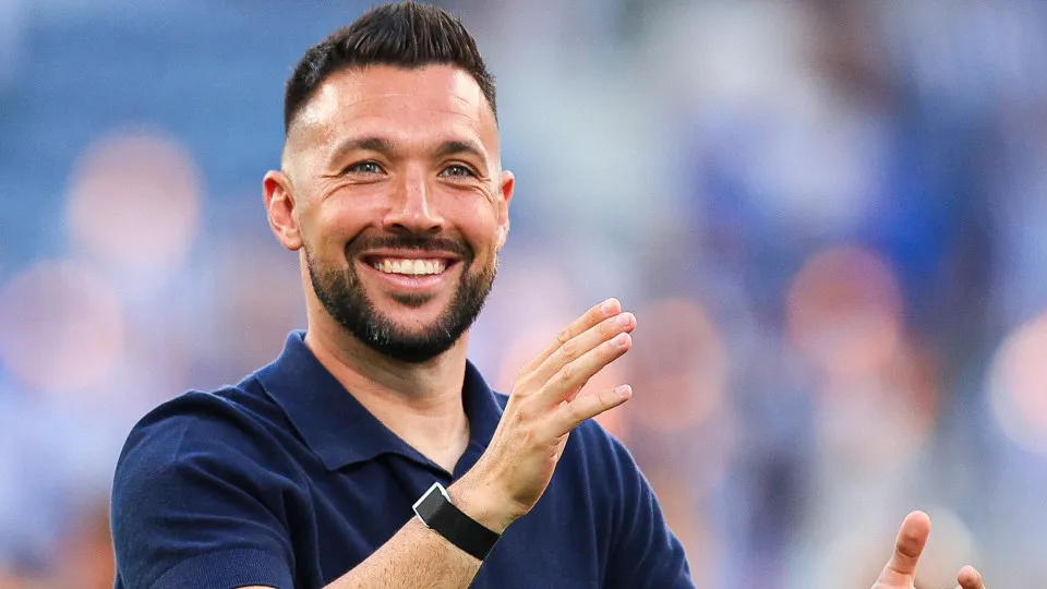 PORTO, PORTUGAL - JULY 27: Francesco Farioli, Head Coach of FC Porto, gestures during the Pre-Season Friendly match between FC Porto and FC Twente at Estadio do Dragao on July 27, 2025 in Porto, Portugal. (Photo by Diogo Cardoso/Getty Images)