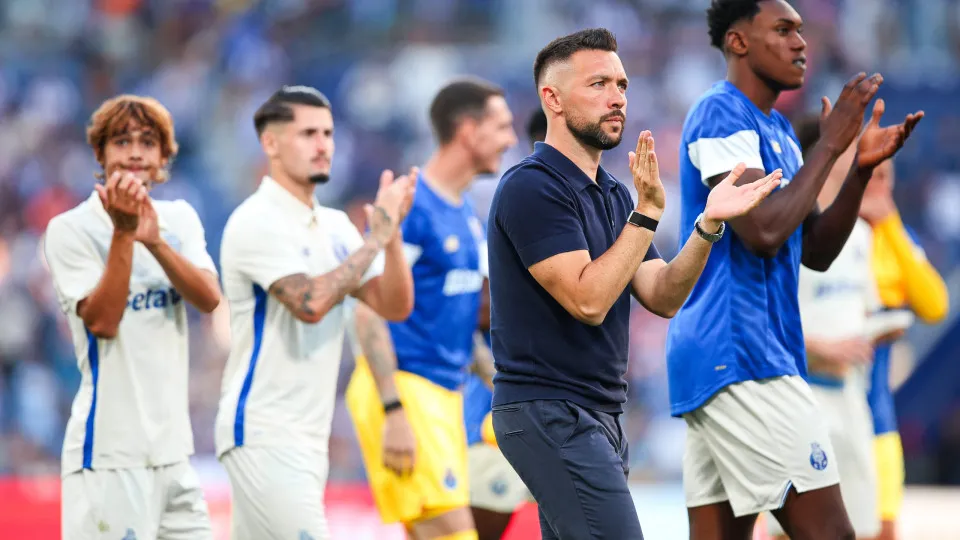PORTO, PORTUGAL - JULY 27: Francesco Farioli, Head Coach of FC Porto, gestures after the Pre-Season Friendly match between FC Porto and FC Twente at Estadio do Dragao on July 27, 2025 in Porto, Portugal. (Photo by Diogo Cardoso/Getty Images)