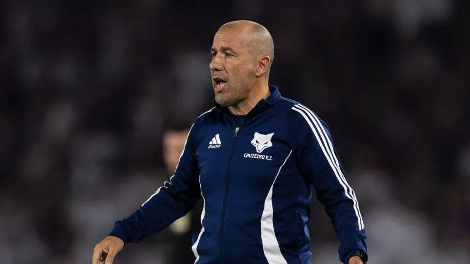 RIO DE JANEIRO, BRAZIL - JULY 17: Leonardo Jardim, Head Coach of Cruzeiro, gestures during the match between Fluminense and Cruzeiro as part of Brasileirao 2025 at Maracana Stadium on July 17, 2025 in Rio de Janeiro, Brazil. (Photo by Ruano Carneiro/Getty