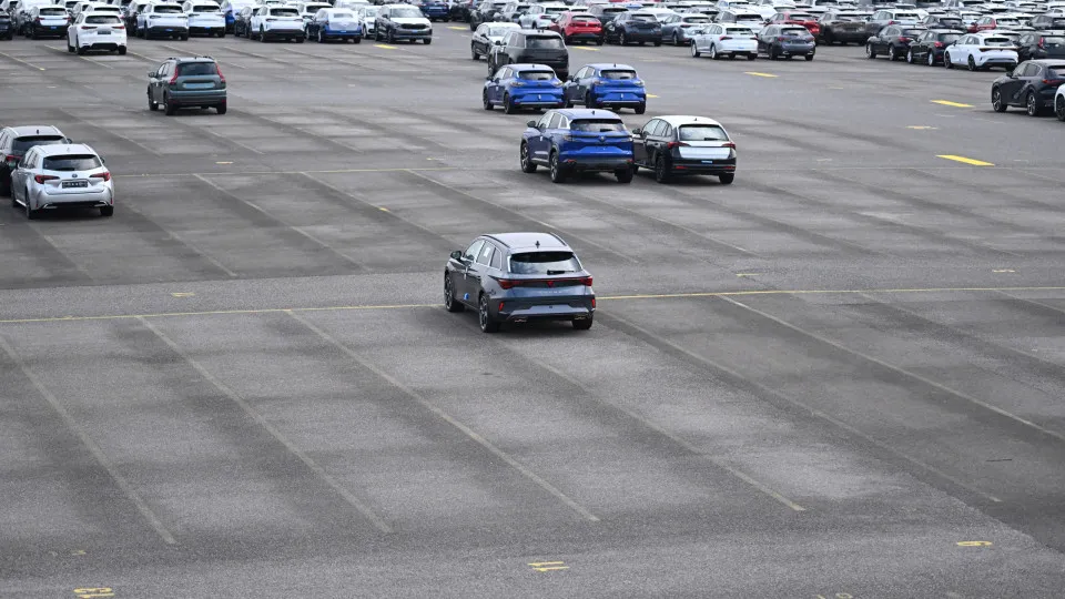 Carros num porto alemão em Duisburgo para exportação