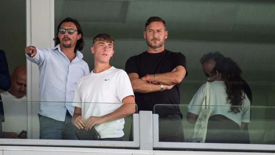 FROSINONE, ITALY - SEPTEMBER 17: Cristian Totti and Francesco Totti before the Serie A TIM match between Frosinone Calcio and US Sassuolo at Stadio Benito Stirpe on September 17, 2023 in Frosinone, Italy. (Photo by Ivan Romano/Getty Images)