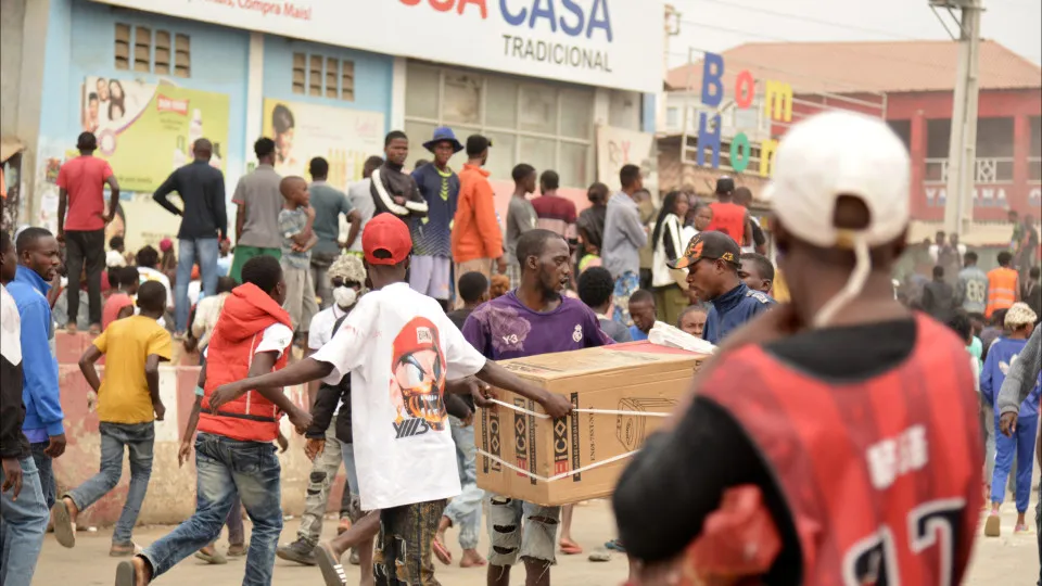 Protestos contra custo de vida lançam caos em Luanda. Bastou uma greve Protestos contra custo de vida lançam caos em Luanda. Bastou uma greve