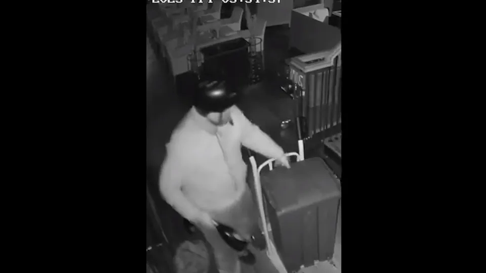 Condutor de tuk-tuk rouba 24 mil libras em vinho... num caixote do lixo
