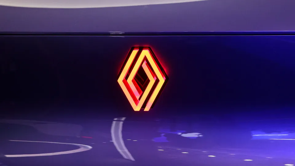Logótipo da Renault iluminado em amarelo.