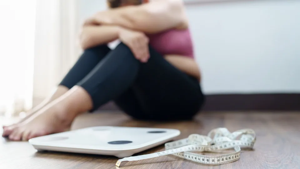 perda de peso, mulher balança