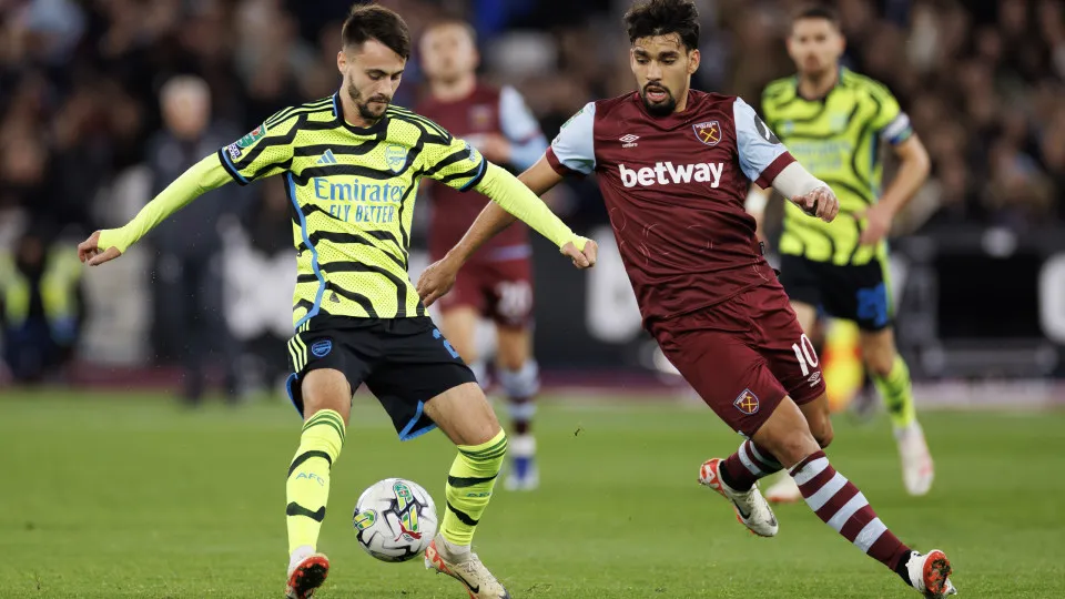 LONDON, ENGLAND - NOVEMBER 1: Fabio Vieira of Arsenal in action with Lucas Paqueta of West Ham United during the Carabao Cup Fourth Round match between West Ham United and Arsenal at London Stadium on November 1, 2023 in London, England. (Photo by Marc At