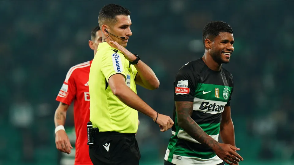 LISBON, PORTUGAL - DECEMBER 29: Referee Fabio Verissimo speaks with Matheus Reis of Sporting CP during the Liga Portugal Betclic match between Sporting CP and SL Benfica at Estadio Jose Alvalade on December 29, 2024 in Lisbon, Portugal. (Photo by Gualter 