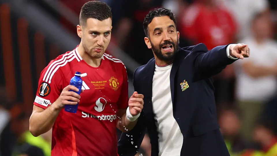 BILBAO, SPAIN - MAY 21:  Manchester United Head Coach / Manager Ruben Amorim gives instructions to Diogo Dalot of Manchester United during the UEFA Europa League Final 2025 between Tottenham Hotspur and Manchester United at Estadio de San Mames on May 21,