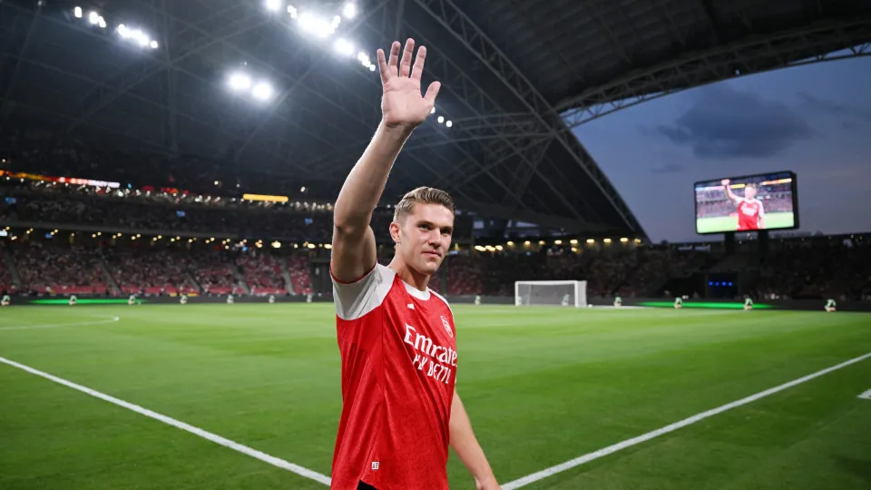 SINGAPORE, SINGAPORE - JULY 27: New signing Viktor Gyokeres waves to the Arsenal fans before the pre season friendly match between Arsenal and Newcastle United on July 27, 2025 in Singapore. (Photo by Stuart MacFarlane/Arsenal FC via Getty Images)