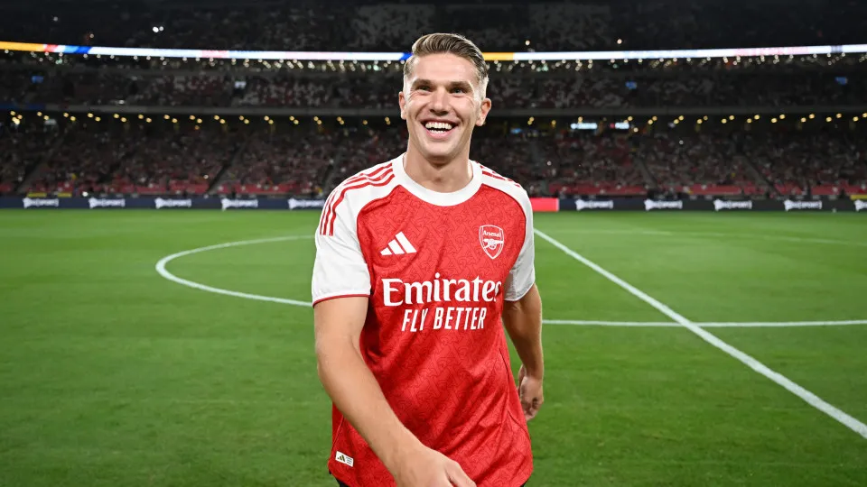 SINGAPORE, SINGAPORE - JULY 27: Viktor Gyoekeres of Arsenal walks out onto the pitch following his recent transfer from Sporting CP prior to the Pre-Season Friendly between Arsenal FC and Newcastle United at The Singapore National Stadium on July 27, 2025