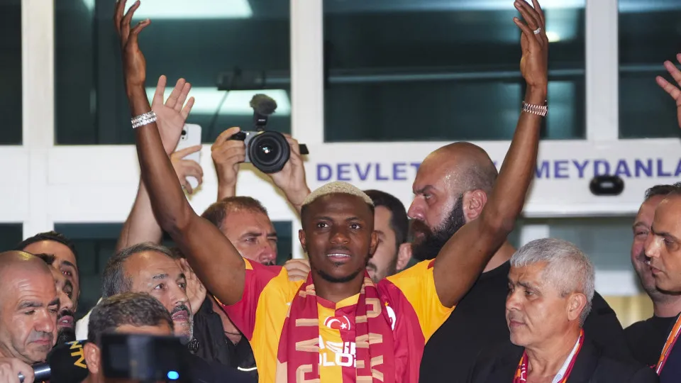 ISTANBUL, TURKIYE - JULY 30: Nigerian footballer Victor Osimhen, whose transfer talks with Galatasaray have begun, arrives at Ataturk Airport's General Aviation Terminal by private jet, where club officials and numerous fans welcome the 26-year-old player