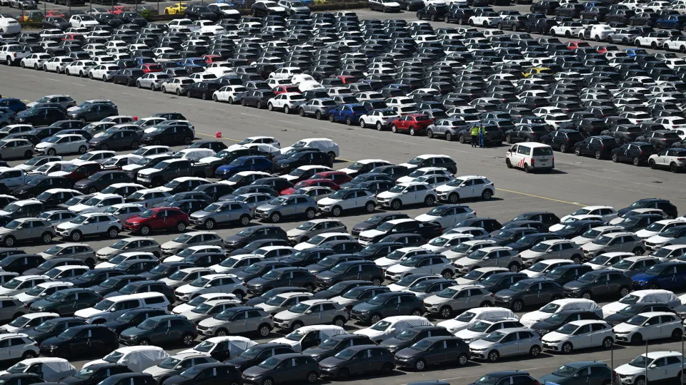 Carros para exportação em porto alemão