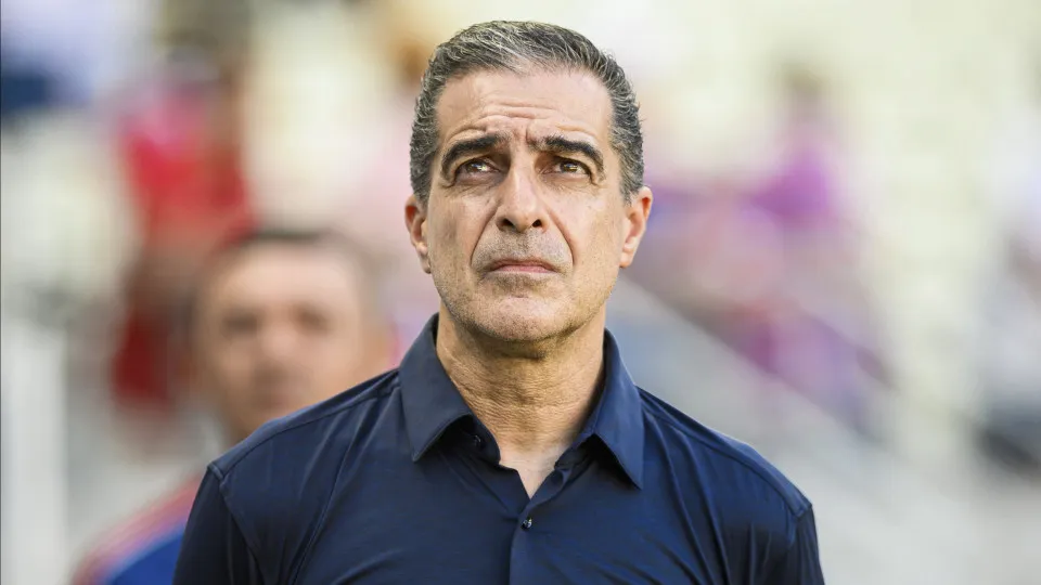 FORTALEZA, BRAZIL - JULY 19: Head Coach of Fortaleza, Renato Paiva looks on prior to the Brasileirao 2025 match between Fortaleza and Bahia at Castelao Stadium on July 19, 2025 in Fortaleza, Brazil. (Photo by Davi Rocha/Sports Press Photo/Getty Images)