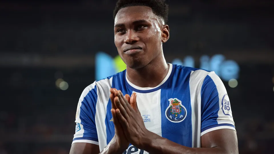 EAST RUTHERFORD, NEW JERSEY - JUNE 23: a dejected Samu Aghehowa of FC Porto reacts following the final whistle of the FIFA Club World Cup 2025 group A match between FC Porto and Al Ahly SC at MetLife Stadium on June 23, 2025 in East Rutherford, New Jersey