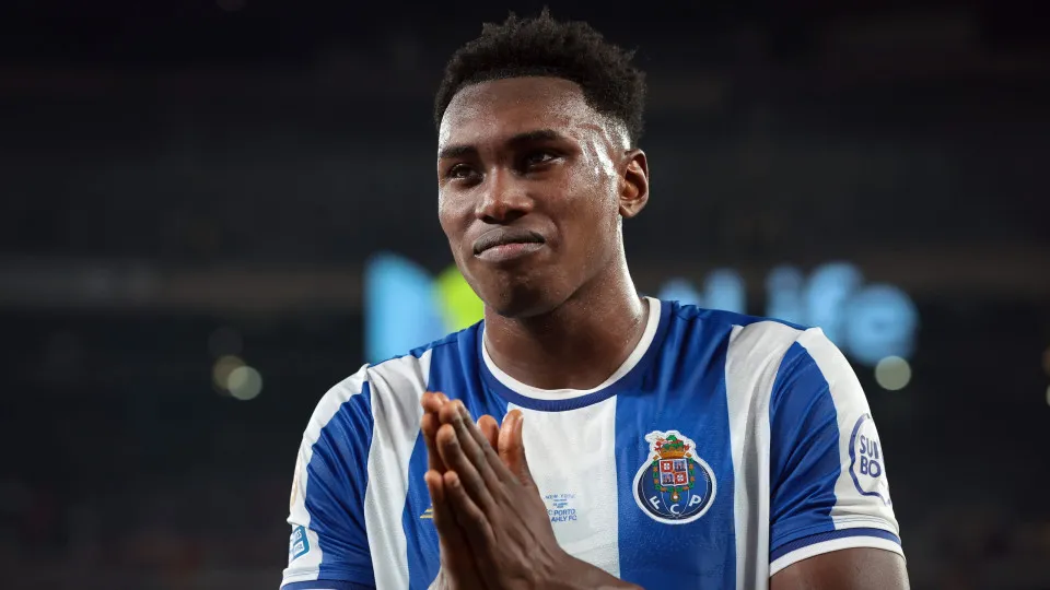 EAST RUTHERFORD, NEW JERSEY - JUNE 23: a dejected Samu Aghehowa of FC Porto reacts following the final whistle of the FIFA Club World Cup 2025 group A match between FC Porto and Al Ahly SC at MetLife Stadium on June 23, 2025 in East Rutherford, New Jersey