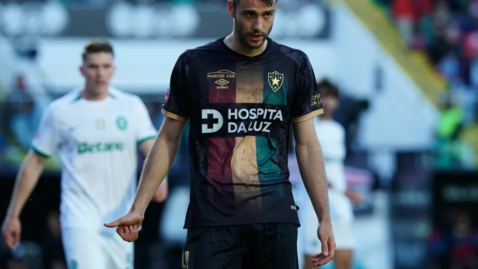 AMADORA, PORTUGAL - MARCH 29: Ferro of CF Estrela da Amadora looks on during the Liga Portugal Betclic match between CF Estrela da Amadora and Sporting CP at Estadio Jose Gomes on March 29, 2025 in Amadora, Portugal. (Photo by Gualter Fatia/Getty Images)