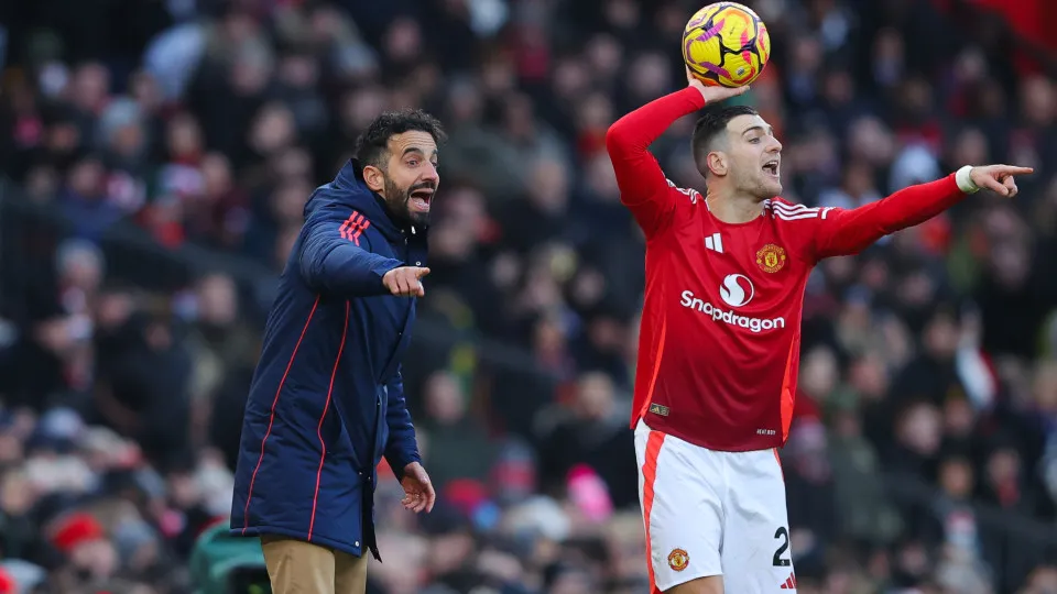 MANCHESTER, ENGLAND - DECEMBER 22: Ruben Amorim, head coach of Manchester United, issues instructions during the Premier League match between Manchester United FC and AFC Bournemouth at Old Trafford on December 22, 2024 in Manchester, England. (Photo by J