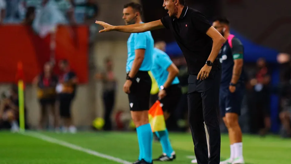 FARO, PORTUGAL - JULY 31: Head Coach Bruno Lage of SL Benfica in action during the Portuguese Super Cup match between Sporting CP and SL Benfica at Estadio Algarve on July 31, 2025 in Faro, Portugal.  (Photo by Gualter Fatia/Getty Images)