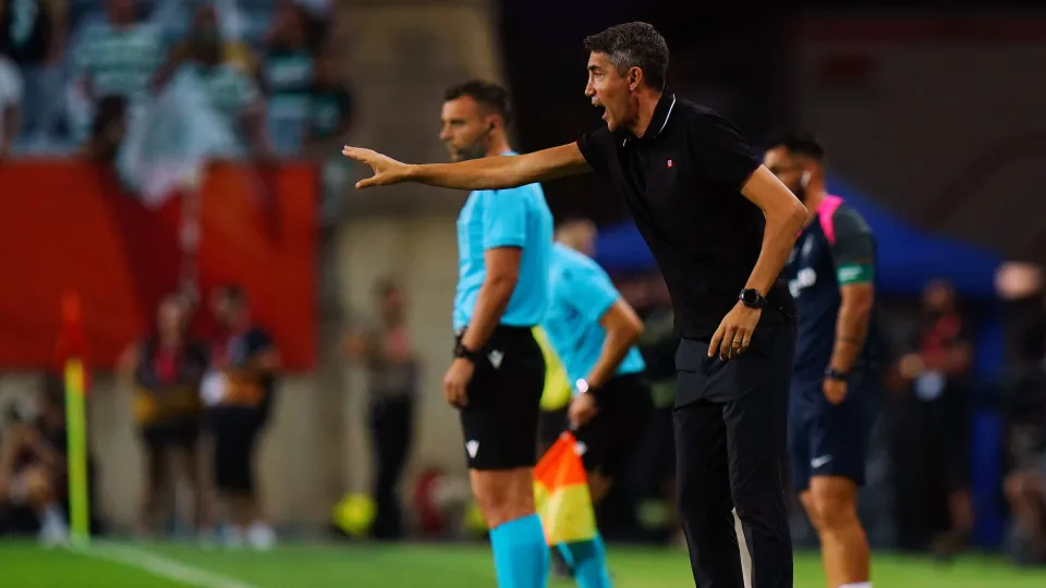 FARO, PORTUGAL - JULY 31: Head Coach Bruno Lage of SL Benfica in action during the Portuguese Super Cup match between Sporting CP and SL Benfica at Estadio Algarve on July 31, 2025 in Faro, Portugal.  (Photo by Gualter Fatia/Getty Images)