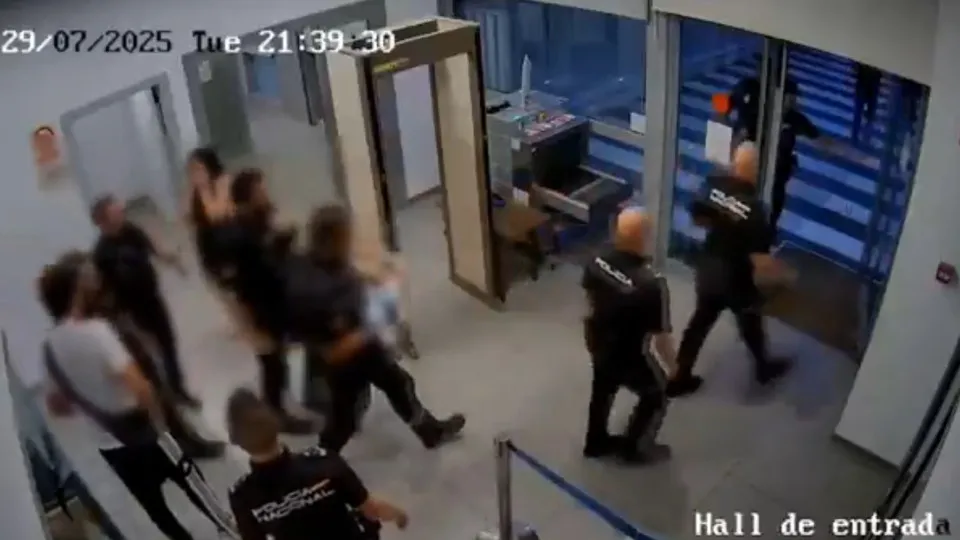 "Parou de se mexer". Agentes salvam vida de bebé em Espanha (e há vídeo)