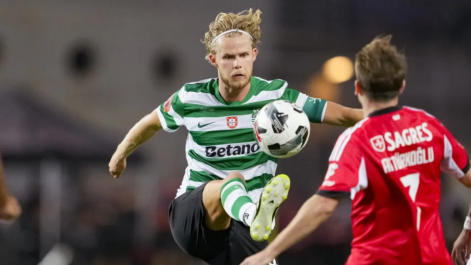 FARO, PORTUGAL - JULY 31: Morten Hjulmand of Sporting (L) plays against Kerem Akturkoglu of SL Benfica (R) during the Portuguese Super Cup Final match between Sporting CP and SL Benfica at Estádio Algarve on July 31, 2025 in Faro, Portugal. (Photo by Pedr