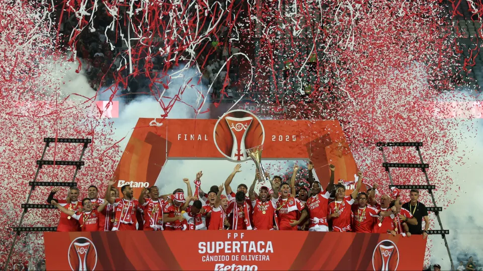 Benfica players lift up the trophy after winning Portugal's Candido de Oliveira Super Cup football final match between Sporting CP and SL Benfica at Algarve Stadium in Loule, southern Portugal, on July 31, 2025. (Photo by CARLOS COSTA / AFP) (Photo by CAR
