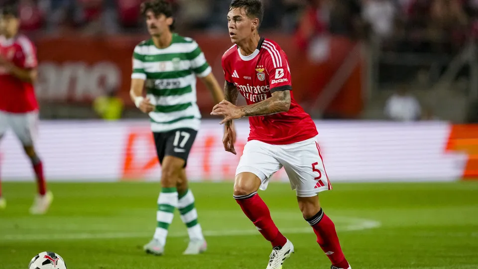 FARO, PORTUGAL - JULY 31: Enzo Barrenechea of SL Benfica looks to pass the ball during the Portuguese Super Cup Final match between Sporting CP and SL Benfica at Estádio Algarve on July 31, 2025 in Faro, Portugal. (Photo by Pedro Loureiro/Eurasia Sport Im