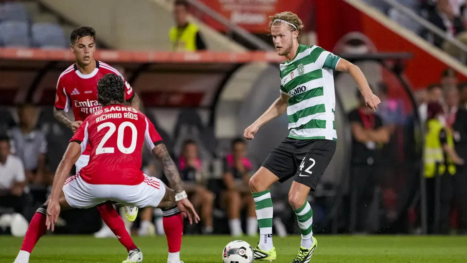 FARO, PORTUGAL - JULY 31: Morten Hjulmand of Sporting (R) plays against Richard Rios of SL Benfica (L) during the Portuguese Super Cup Final match between Sporting CP and SL Benfica at Estádio Algarve on July 31, 2025 in Faro, Portugal. (Photo by Pedro Lo