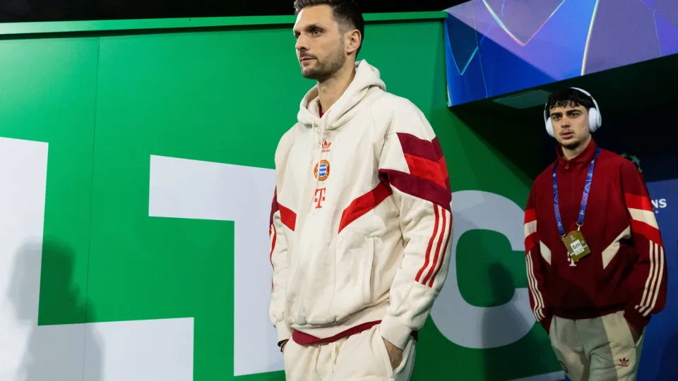 GLASGOW, SCOTLAND - FEBRUARY 12: Bayern's Sven Ulreich arrives ahead of the UEFA Champions League 2024/25 League Knockout Play-off first leg match between Celtic and FC Bayern Munich at Celtic Park, on February 12, 2025, in Glasgow, Scotland.  (Photo by C
