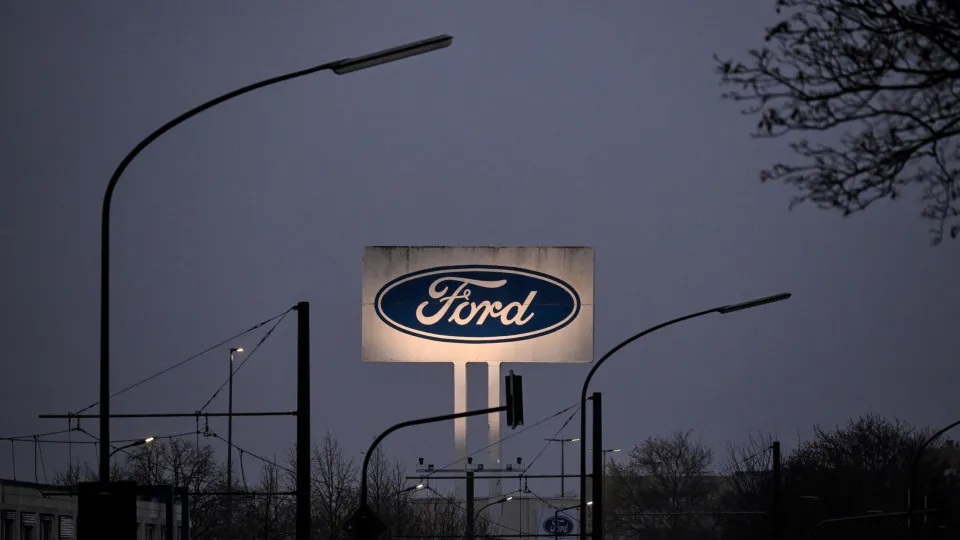 Logótipo da Ford em Colónia, à noite.