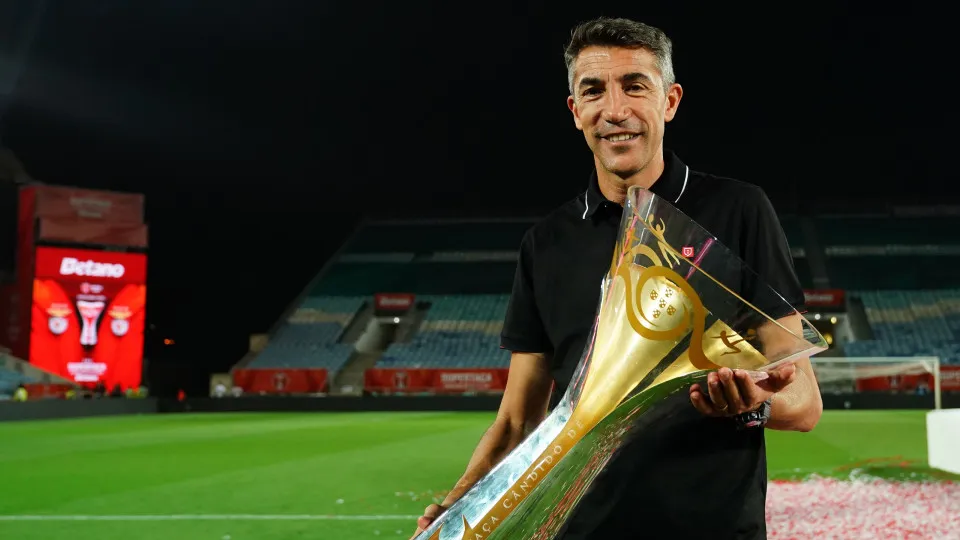 FARO, PORTUGAL - JULY 31: Head coach Bruno Lage of SL Benfica poses for a picture with the trophy after winning the Portuguese Super Cup at the end of the Portuguese Super Cup match between Sporting CP and SL Benfica at Estadio Algarve on July 31, 2025 in