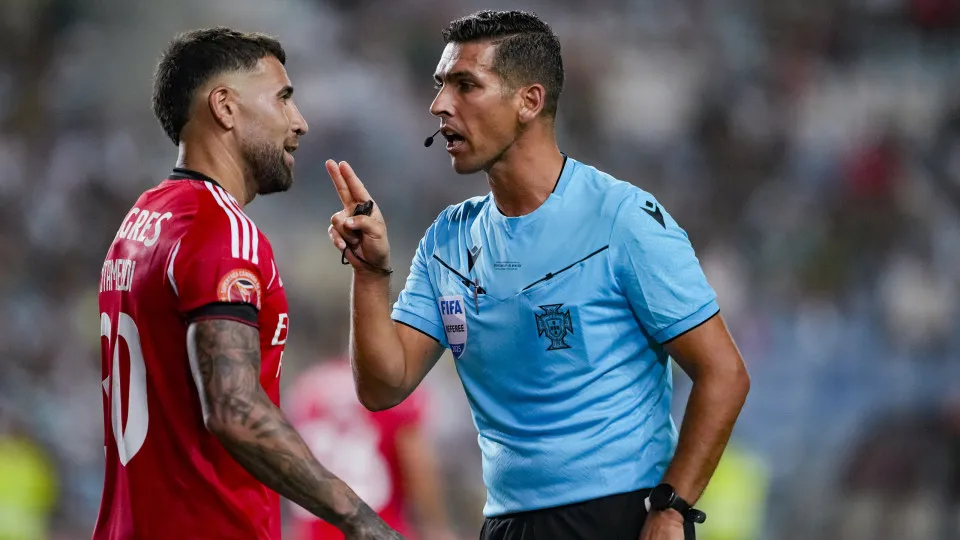 FARO, PORTUGAL - JULY 31: Referee Fábio Veríssimo talks with Nicolás Otamendi of SL Benfica (L) during the Portuguese Super Cup Final match between Sporting CP and SL Benfica at Estádio Algarve on July 31, 2025 in Faro, Portugal. (Photo by Pedro Loureiro/