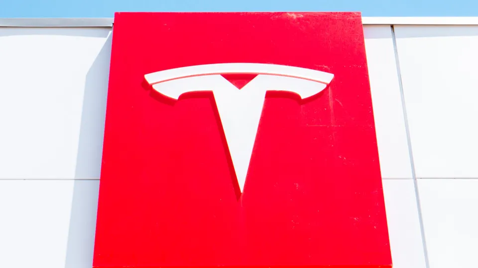 Logótipo da Tesla, fundo vermelho