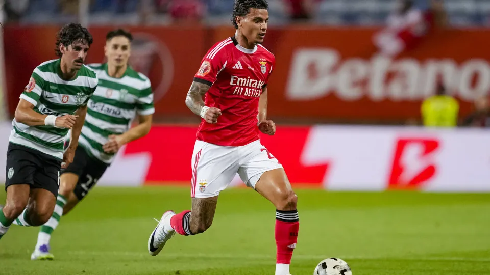 FARO, PORTUGAL - JULY 31: Richard Rios of SL Benfica runs with the ball during the Portuguese Super Cup Final match between Sporting CP and SL Benfica at Estádio Algarve on July 31, 2025 in Faro, Portugal. (Photo by Pedro Loureiro/Eurasia Sport Images/Get