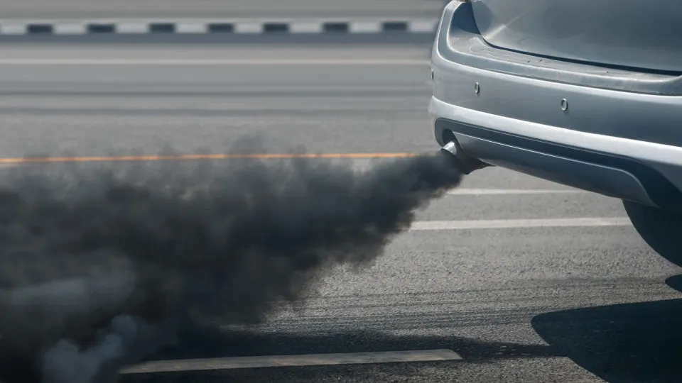 Fumo negro sai de um carro