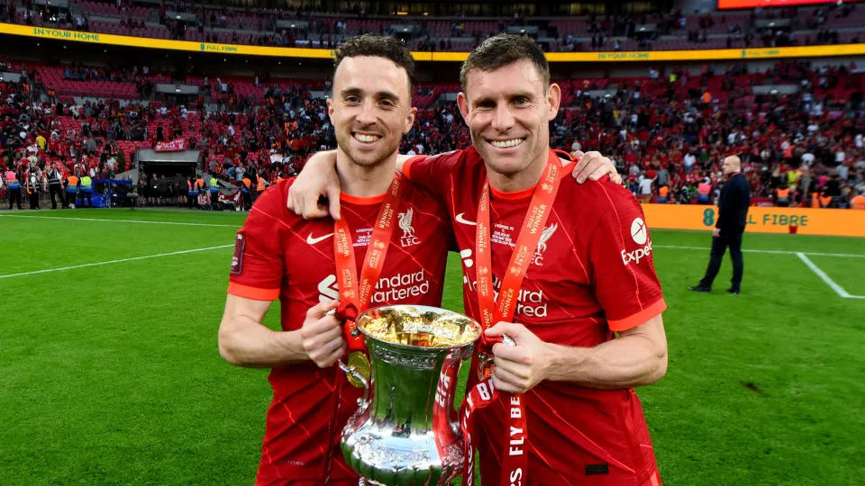 LONDON, ENGLAND - MAY 14: (THE SUN OUT, THE SUN ON SUNDAY OUT) Diogo Jota and James Milner of Liverpool with the Emirates FA Cup at the end of The FA Cup Final match between Chelsea and Liverpool at Wembley Stadium on May 14, 2022 in London, England. (Pho