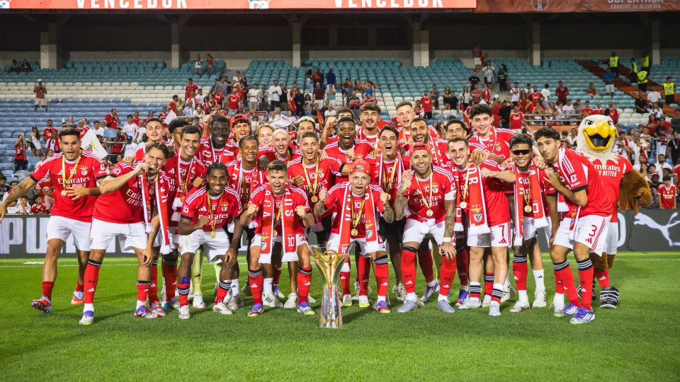 FARO, ALGARVE, PORTUGAL - 2025/07/31: SL Benfica players pose for a photo with the trophy of the Portuguese Super Cup Candido de Oliveira match between Sporting CP and SL Benfica at Estadio do Algarve. (Final score: Sporting CP 0 - 1 SL Benfica). (Photo b