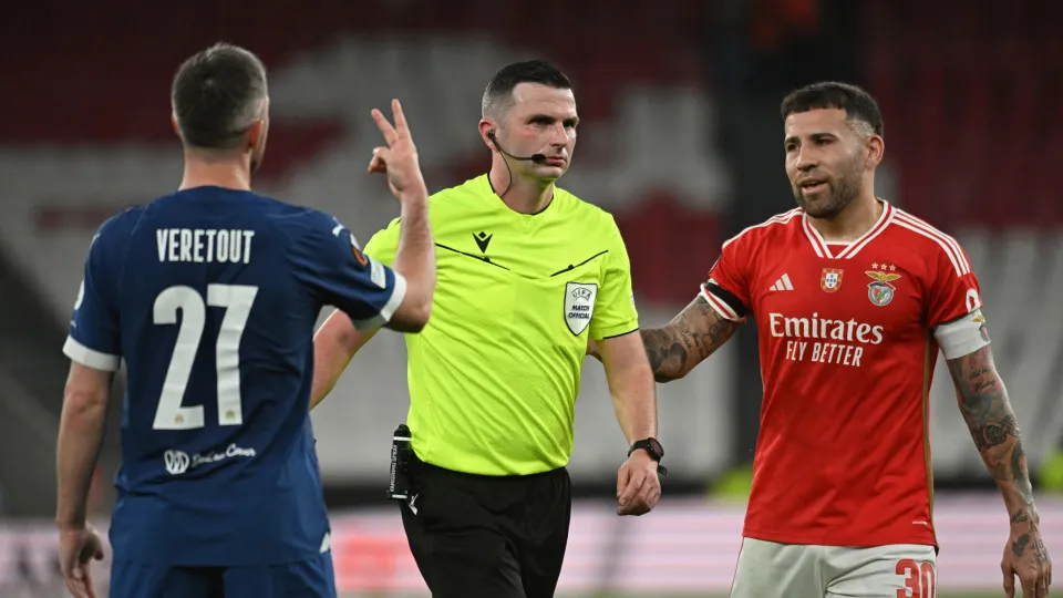 LISBON, PORTUGAL - APRIL 11: Referee Michael Oliver reacts during the UEFA Europa League quarterfinal first leg match between Benfica and Olympique de Marseille at Estadio da Luz stadium in Lisbon, Portugal on April 11, 2024. (Photo by Zed Jameson/Anadolu