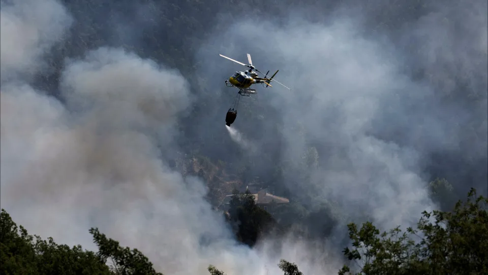 Fogo na Póvoa de Lanhoso está a ser combatido por oito meios aéreos