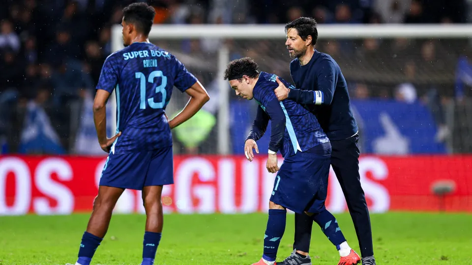 MOREIRA DE CONEGOS, PORTUGAL - NOVEMBER 24: Pepe of FC Porto dejected being lifted by Head Coach Vitor Bruno of FC Porto after the Portuguese Cup match between Moreirense and FC Porto on November 24, 2024 in Moreira de Conegos, Portugal.  (Photo by Diogo 