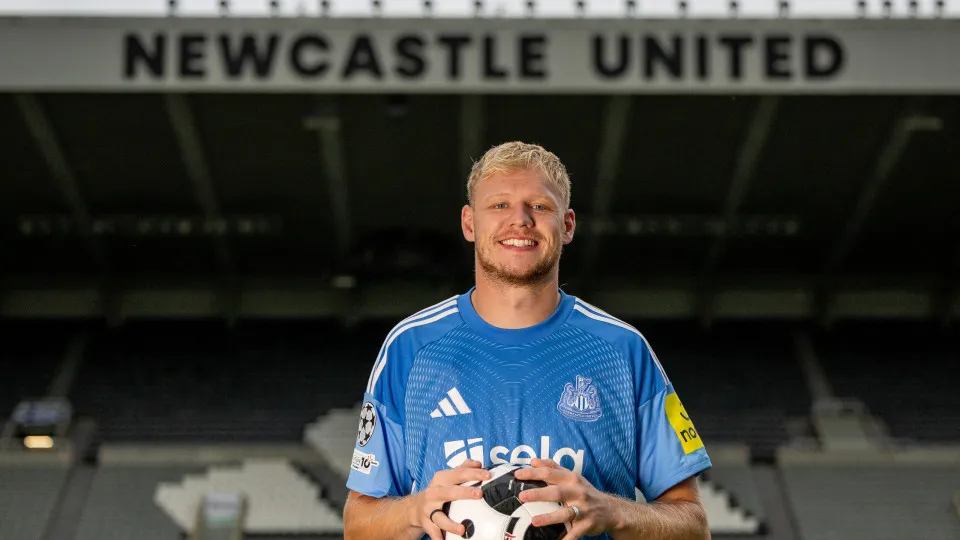 NEWCASTLE UPON TYNE, ENGLAND - AUGUST 2: Aaron Ramsdale holding the ball after signing contract with Newcastle United on August 2, 2025 in Newcastle upon Tyne, England. (Photo by Michelle Mercer/Newcastle United via Getty Images)