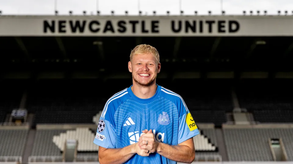 NEWCASTLE UPON TYNE, ENGLAND - AUGUST 2: Aaron Ramsdale poses for photos in after signing contract with Newcastle United  on August 2, 2025 in Newcastle upon Tyne, England. (Photo by Michelle Mercer/Newcastle United via Getty Images)