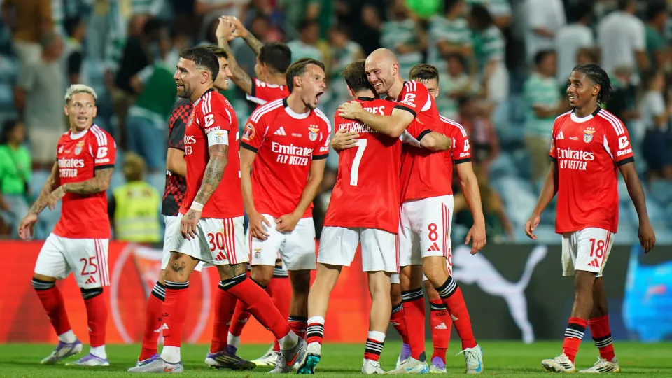 FARO, PORTUGAL - JULY 31: Fredrik Aursnes of SL Benfica of SL Benfica celebrate with teammates after winning the Portuguese Super Cup at the end of the Portuguese Super Cup match between Sporting CP and SL Benfica at Estadio Algarve on July 31, 2025 in Fa