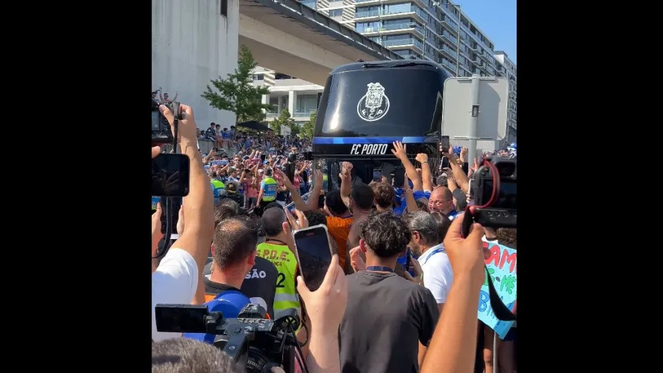 "Quero o FC Porto campeão". Adeptos instalam a 'loucura' no Dragão